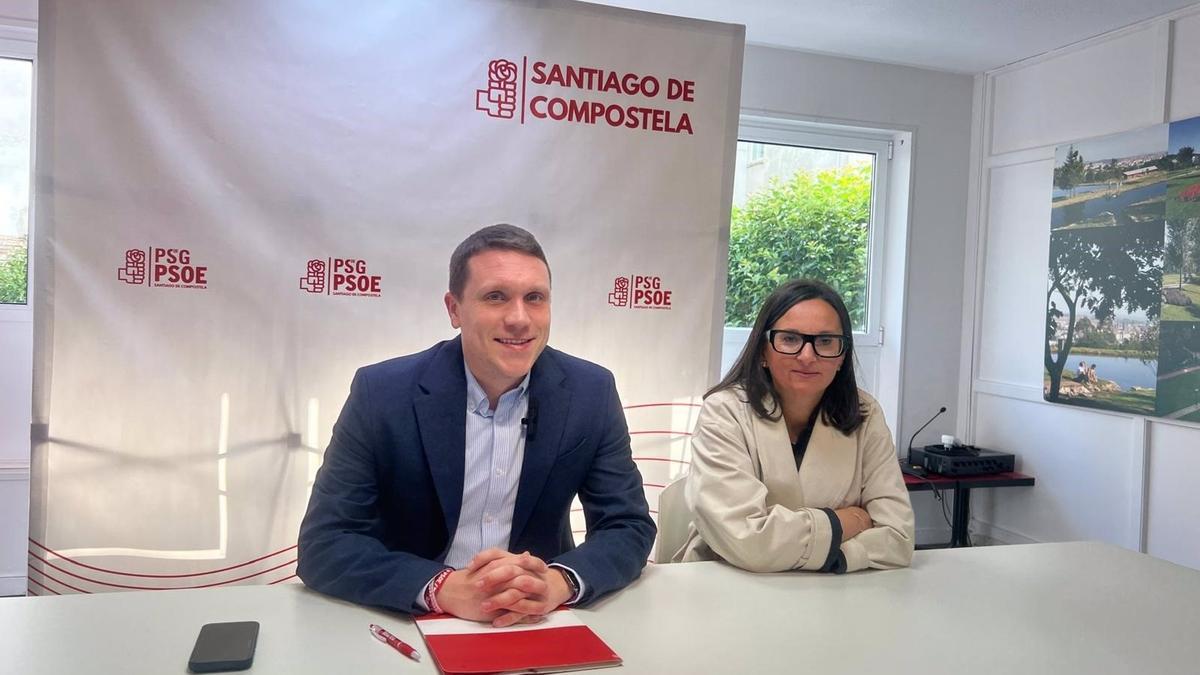 Aitor Bouza, secretario xeral del PSOE de Santiago, y la ex edil Marta Álvarez Santullano / PSdeG