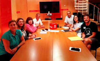 Representantes de la plataforma Ulloa Viva, junto con miembros de Amigas da Terra, Ecoloxistas en Acción y Greenpeace se han reunido en el Congreso con la presidenta de la Comisión de Transición Ecolóxica, Cristina Narbona