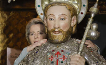 La presidenta de la Comisión Europea, Ursula von der Leyen, abraza la imagen del Apóstol Santiago cumpliendo con el rito del peregrino en la Catedral, este sábado. Von der Leyen visita Santiago con motivo de la campaña del Partido Popular a las elecciones europeas EFE/ Lavandeira Jr