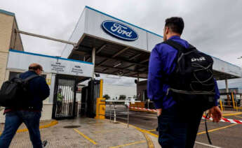 Dos trabajadores en la fábrica de Ford, a 12 de junio de 2024, en Almussafes