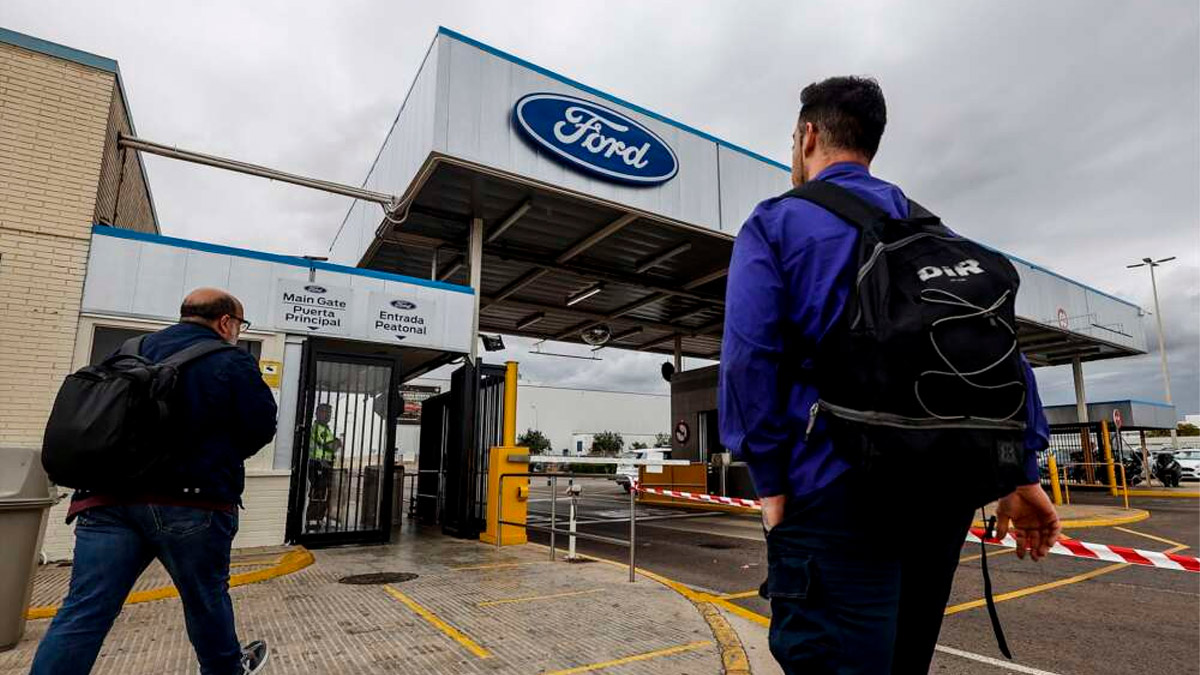 Dos trabajadores en la fábrica de Ford, a 12 de junio de 2024, en Almussafes