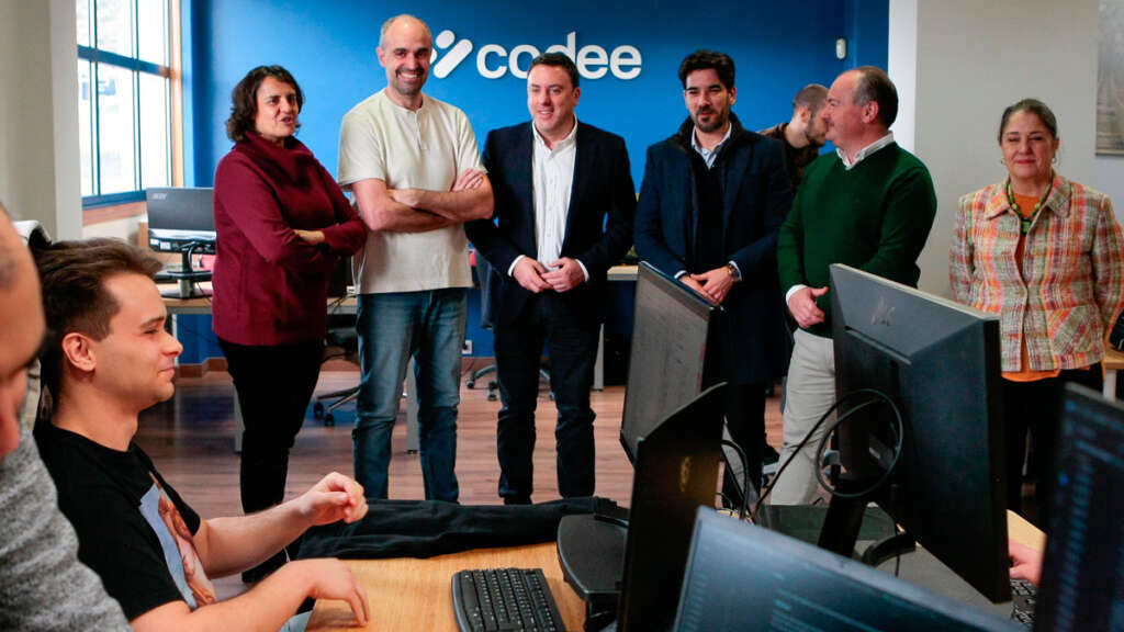 Valentín González Formoso con el equipo de Codee
