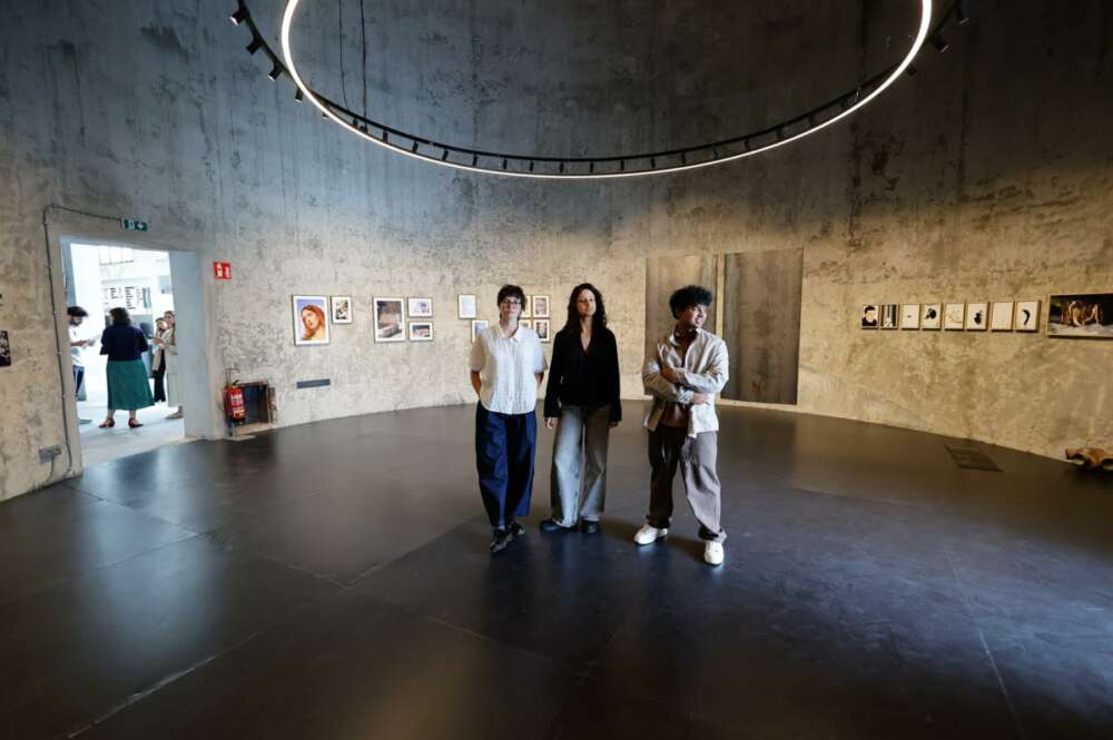 Los fotógrafos Sofía Taboada, Alba Jiménez y Umesh Graña durante la inauguración de la exposición 'Future Stories' de la Fundación MOP - M. Dylan - Europa Press