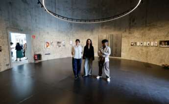 Los fotógrafos Sofía Taboada, Alba Jiménez y Umesh Graña durante la inauguración de la exposición 'Future Stories' de la Fundación MOP - M. Dylan - Europa Press