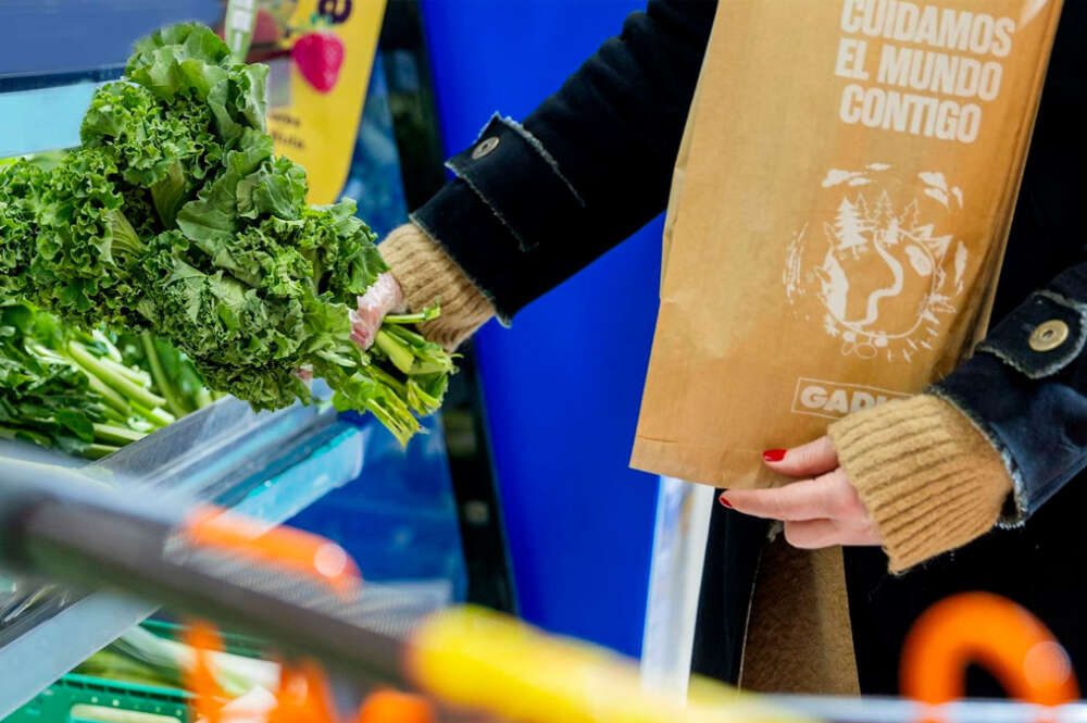 Un cliente de Gadis con una bolsa de papel