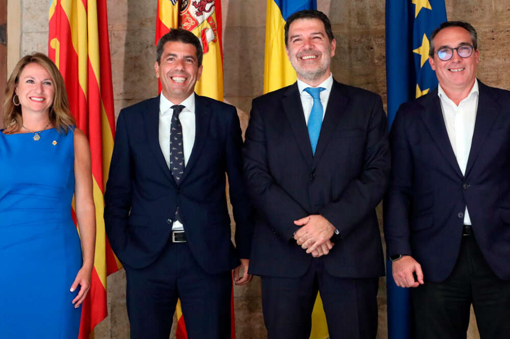 Foto de familia de la firma del acuerdo para levantar el proyecto Armonia Green Comunitat Valenciana