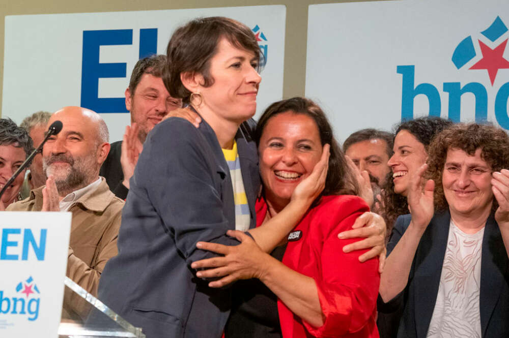 La candidata del BNG al Parlamento Europeo Ana Miranda y la líder del partido Ana Pontón celebran los resultados electorales, en Santiago