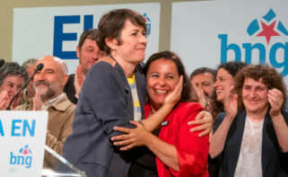 La candidata del BNG al Parlamento Europeo Ana Miranda y la líder del partido Ana Pontón celebran los resultados electorales, en Santiago