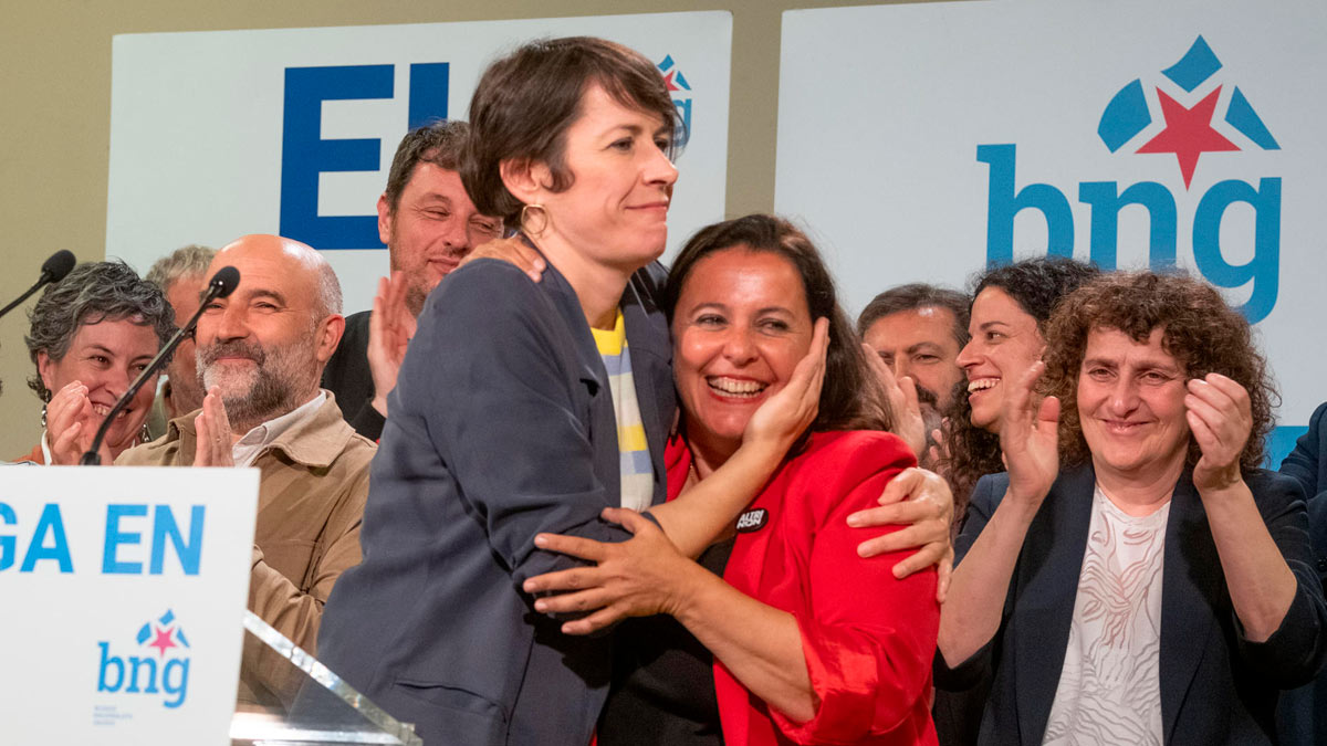 La candidata del BNG al Parlamento Europeo Ana Miranda y la líder del partido Ana Pontón celebran los resultados electorales, en Santiago