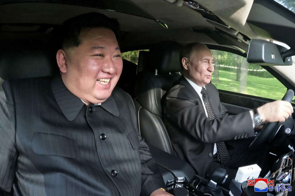 La Agencia Oficial de Noticias de Corea del Norte (KCNA) publica una foto tomada del presidente ruso Vladimir Putin y el líder norcoreano Kim Jogn Un en una limusina Aurus en Pyongyang durante la visita del presidente ruso al país asiático