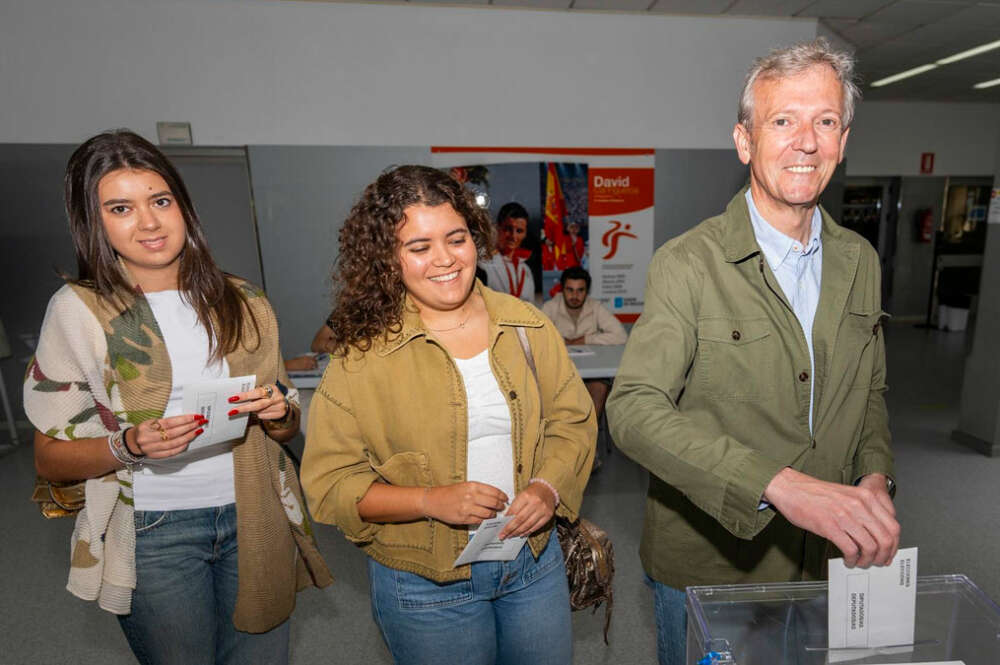 El presidente de la Xunta y del PPdeG, Alfonso Rueda, con sus hijas al acudir a votar en el Centro Galego de Tecnificación Deportiva de Pontevedra