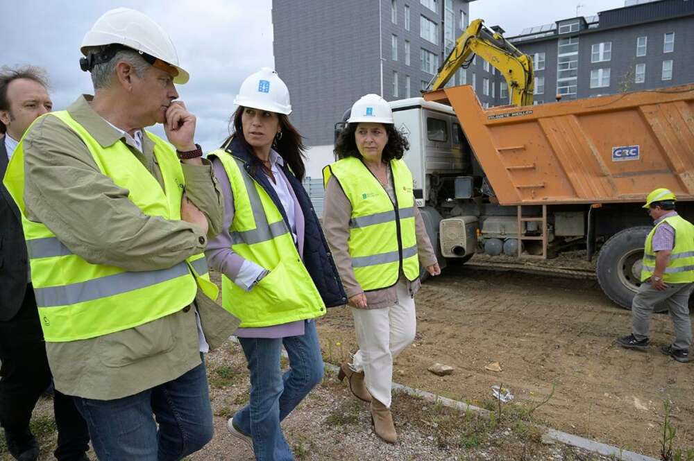 La conselleira de Vivienda y Planificación de Infraestructuras, María Martínez Allegue, en una visita al barrió de Xuxán (Ofimático) junto a la delegada territorial de la Xunta, Belén do Campo, y la directora territorial de la Consellería, Begoña Freire / Xunta