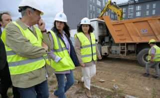 La conselleira de Vivienda y Planificación de Infraestructuras, María Martínez Allegue, en una visita al barrió de Xuxán (Ofimático) junto a la delegada territorial de la Xunta, Belén do Campo, y la directora territorial de la Consellería, Begoña Freire / Xunta