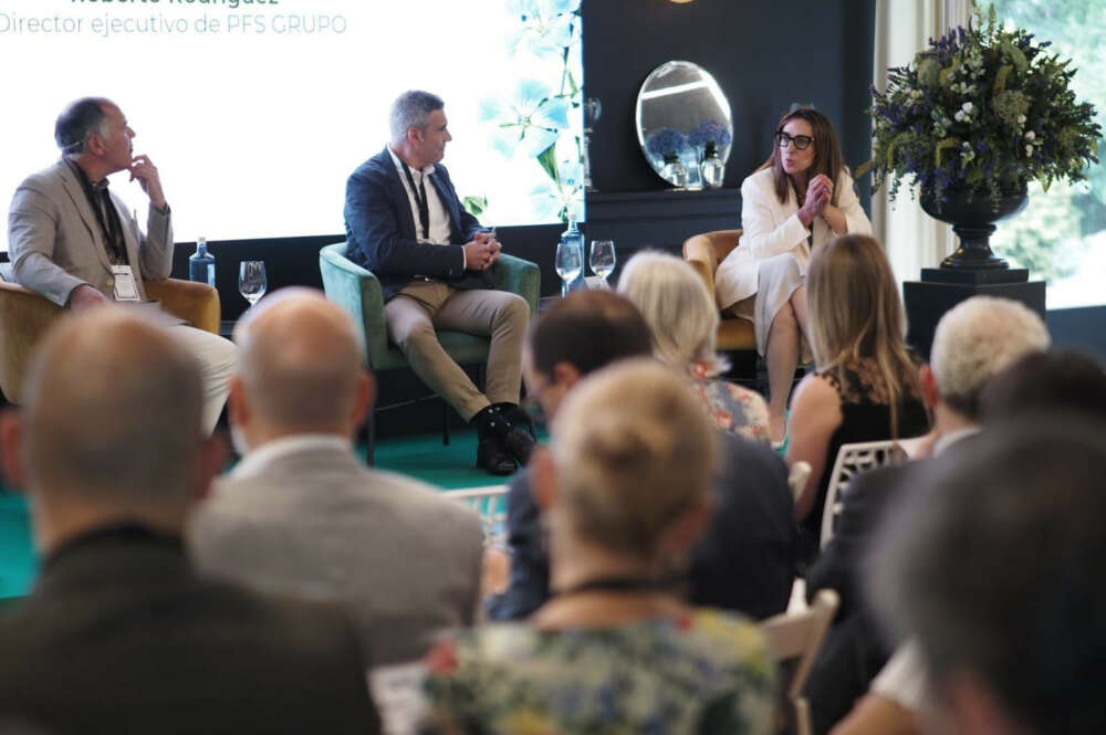 Marcelino Fernández Mallo, director técnico del Atlas Galego da Empresa Comprometida; Mónica Chao Janeiro, presidenta de WAS ; y Roberto Rodríguez, director ejecutivo de PFS Grupo, en una de las mesas de debate del foro de sostenibilidad organizado por la APD en Santiago / APD