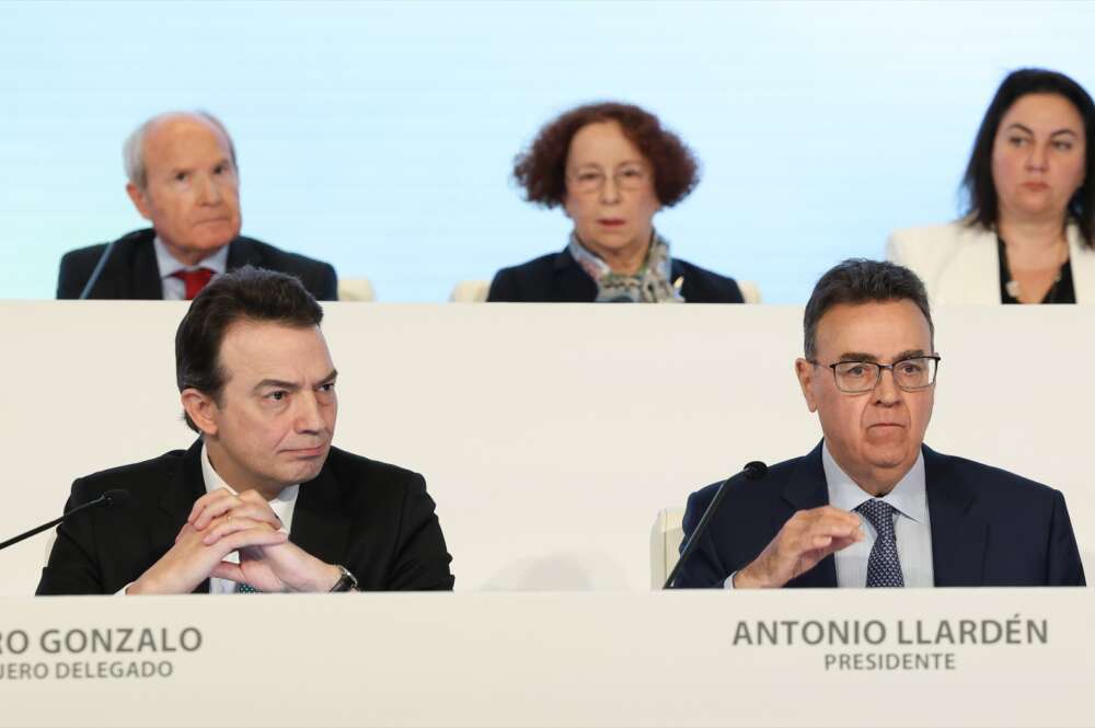 El consejero delegado de Enagás, Arturo Gonzalo (i), y el presidente de Enagás, Antonio Llarden (d), durante la Junta General de Accionistas de Enagás en el Auditorio del Edificio Mutua, a 30 de marzo de 2023, en Madrid / EP