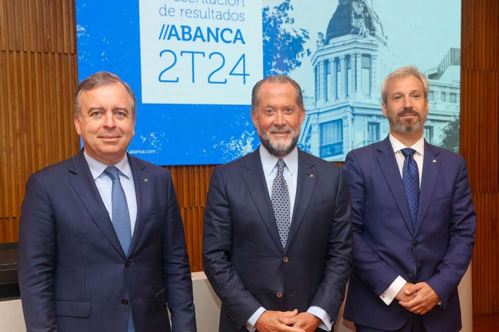 El presidente de Abanca, Juan Carlos Escotet, en el centro, en la presentación de los resultados semestrales de la entidad financiera