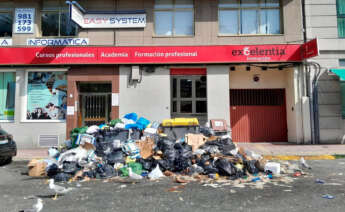 Basura acumulada en una calle de A Coruña, rodeada de gaviotas