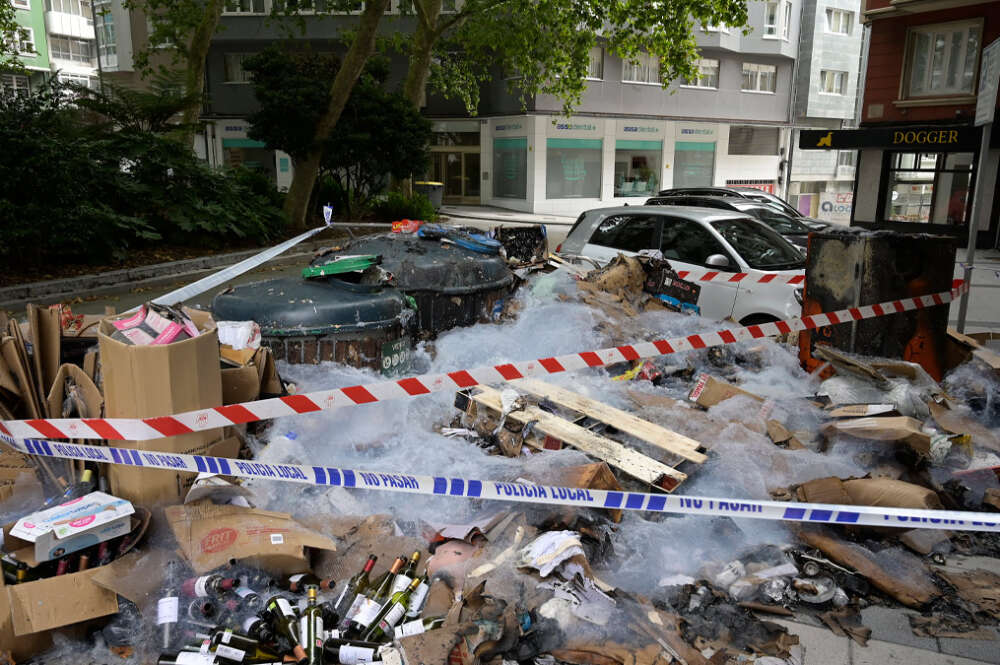 Basura amontonada junto a los contenedores durante la huelga de basuras en A Coruña, a 21 de julio de 2024, en A Coruña, Galicia (España)