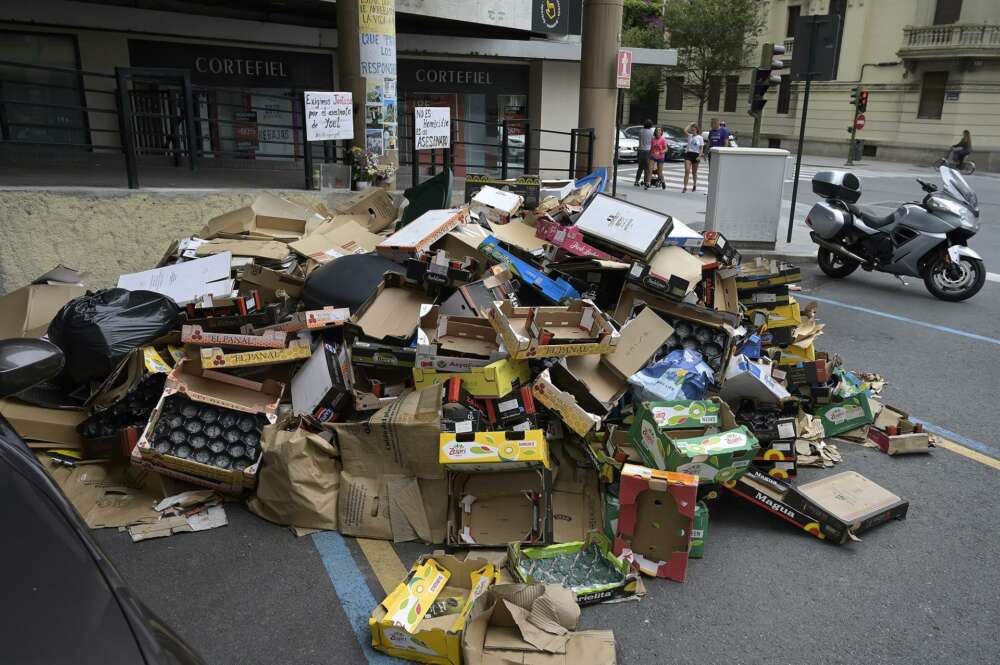 Basura amontonada junto a los contenedores durante la huelga de basuras en A Coruña - M. Dylan - Europa Press