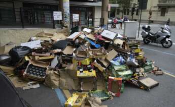 Basura amontonada junto a los contenedores durante la huelga de basuras en A Coruña - M. Dylan - Europa Press