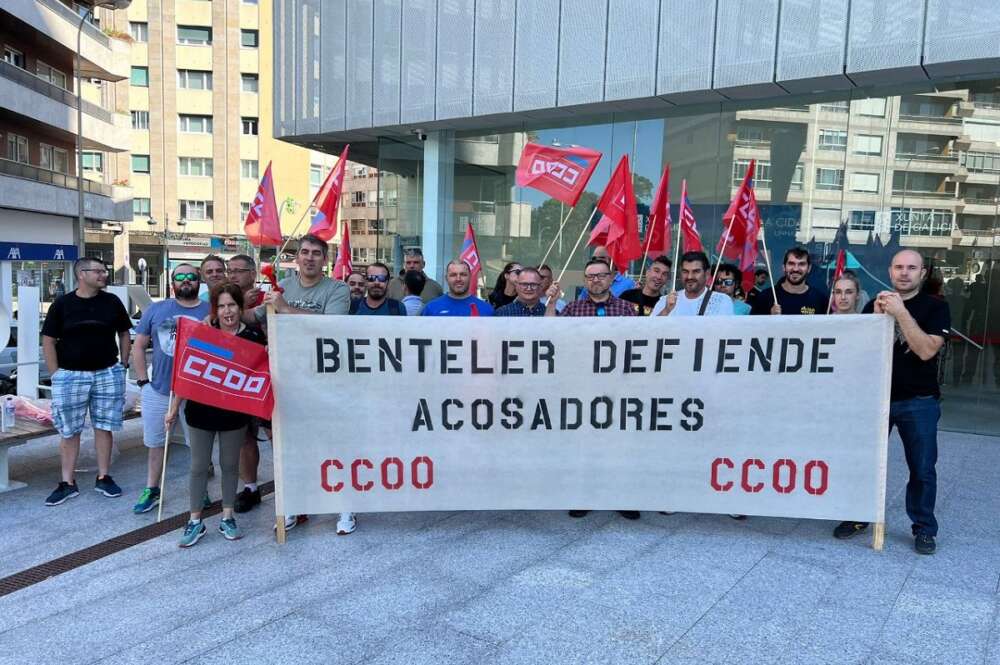 Trabajadores de Benteler protestan a las puertas de la Ciudad de la Justicia en Vigo en una de las vistas por la denuncia a un superior