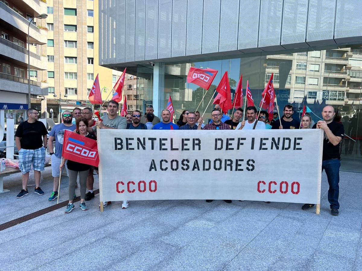 Trabajadores de Benteler protestan a las puertas de la Ciudad de la Justicia en Vigo en una de las vistas por la denuncia a un superior