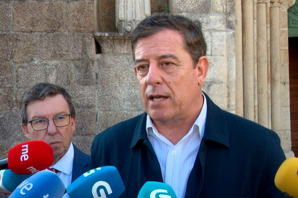 El secretario xeral del PSdeG, José Ramón Gómez Besteiro, en declaraciones a los medios en Betanzos (A Coruña)