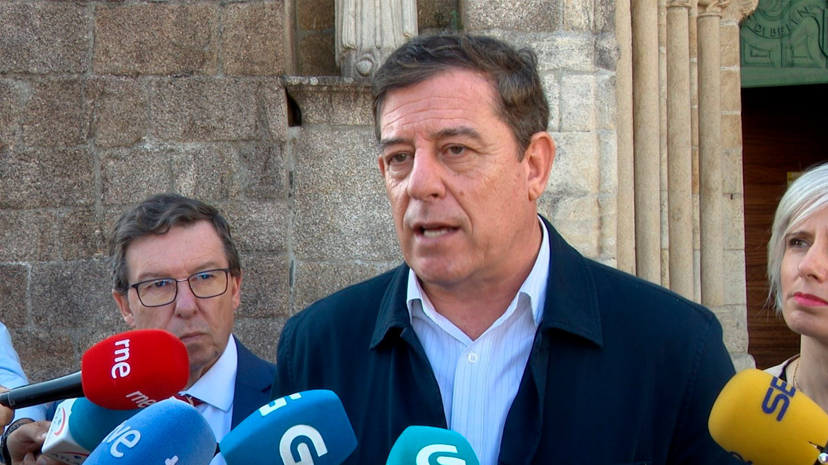 El secretario xeral del PSdeG, José Ramón Gómez Besteiro, en declaraciones a los medios en Betanzos (A Coruña)