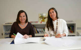 La CEO de Russula, Eva Maneiro, y la presidenta de la Fundación María José Jove, Felipa Jove, firman el convenio