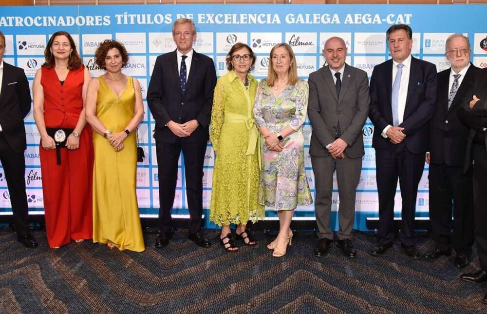 El presidente de la Xunta de Galicia, Alfonso Rueda, y el delegado del Gobierno de España en Catalunya, Carlos Prieto, antes de la gala de este viernes, junto con otros asistentes / AEGA-CAT