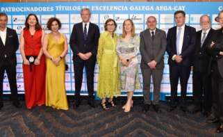 El presidente de la Xunta de Galicia, Alfonso Rueda, y el delegado del Gobierno de España en Catalunya, Carlos Prieto, antes de la gala de este viernes, junto con otros asistentes / AEGA-CAT