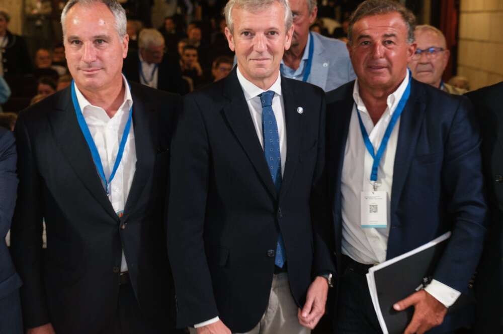 Alfonso Rueda, en el centro, junto a Javier Guerra (d) y Alberto Rocha, secretario xeral de Cointega / Xunta