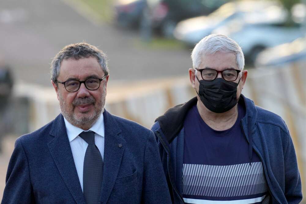 El maquinista del tren Francisco Garzón (d) y su abogado Manuel Prieto (i) a su llegada a la primera jornada del juicio por el accidente ferroviario de Alvia, en la Cidade de la Cultura de Santiago de Compostela. - Álvaro Ballesteros - Europa Press - Archivo