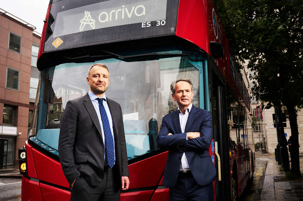 Mike Cooper, CEO del Grupo Arriva, y Enrico Del Prete, socio del fondo de I Squared, frente a un autocar de la compañía / Arriva