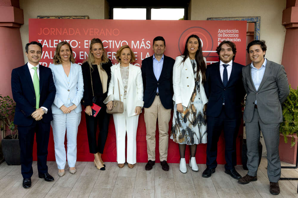 Junta directiva de la Asociación de Becarios de la Fundación Barrié, con la presidenta Pilar Romero Vázquez Guliás en el centro / Pedro Cobo