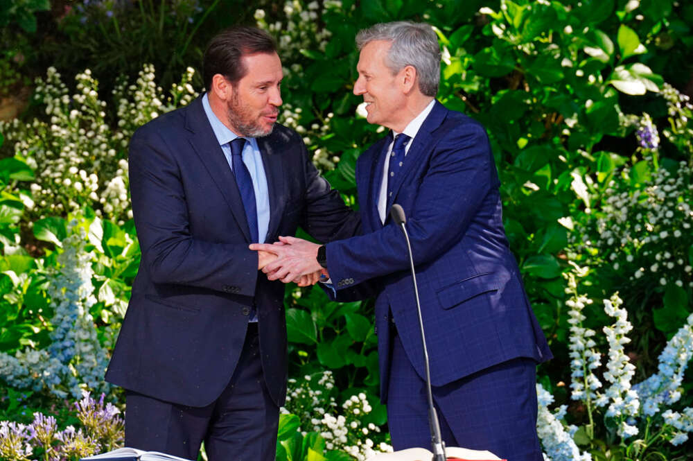 El ministro de Transportes, Óscar Puente (i) y el presidente de la Xunta de Galicia, Alfonso Rueda (d), durante el acto de su toma de posesión, en el parque de San Domingos de Bonaval, a 13 de abril de 2024, en Santiago de Compostela