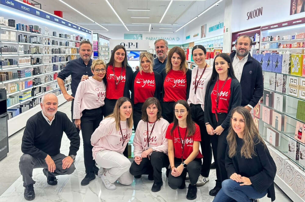 Rafael Marzán (al fondo a la izquierda) y trabajadoras de Arenal en la inauguración de una tienda en Ferrol el año pasado / Arenal