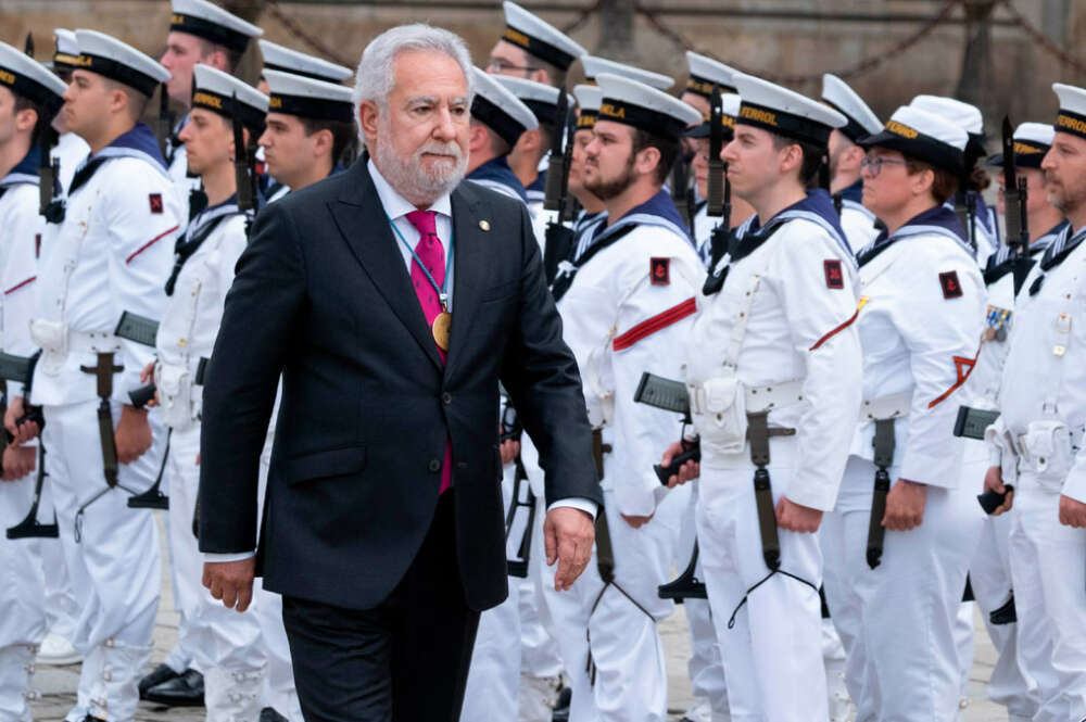 El presidente del Parlamento de Galicia, Miguel Ángel Santalices Vieira, a su llegada a la tradicional ofrenda al Apóstol