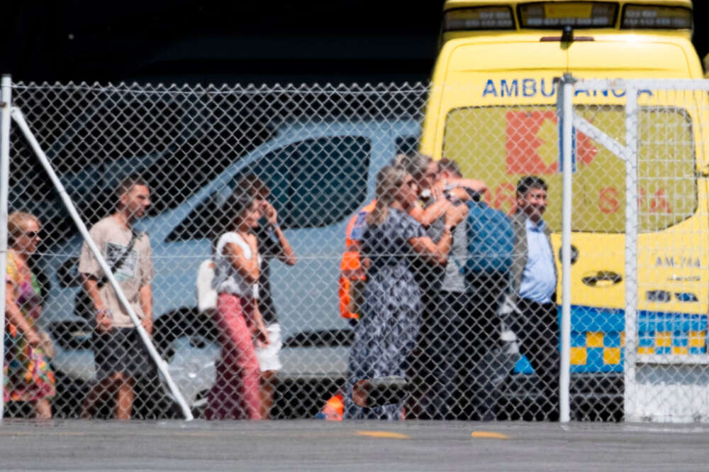 Reencuentro de los supervivientes con sus familiares y las autoridades, en el Aeropuerto Internacional de Santiago-Rosalía de Castro, a 28 de julio de 2024, en Santiago de Compostela, A Coruña, Galicia (España). - César Arxina - Europa Press