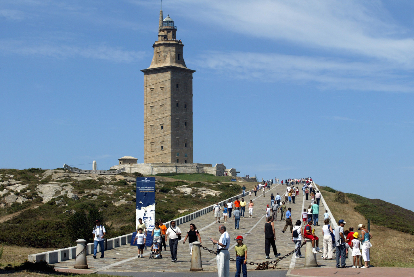 Turistas en la Torre de Hércules / Turismo Coruña