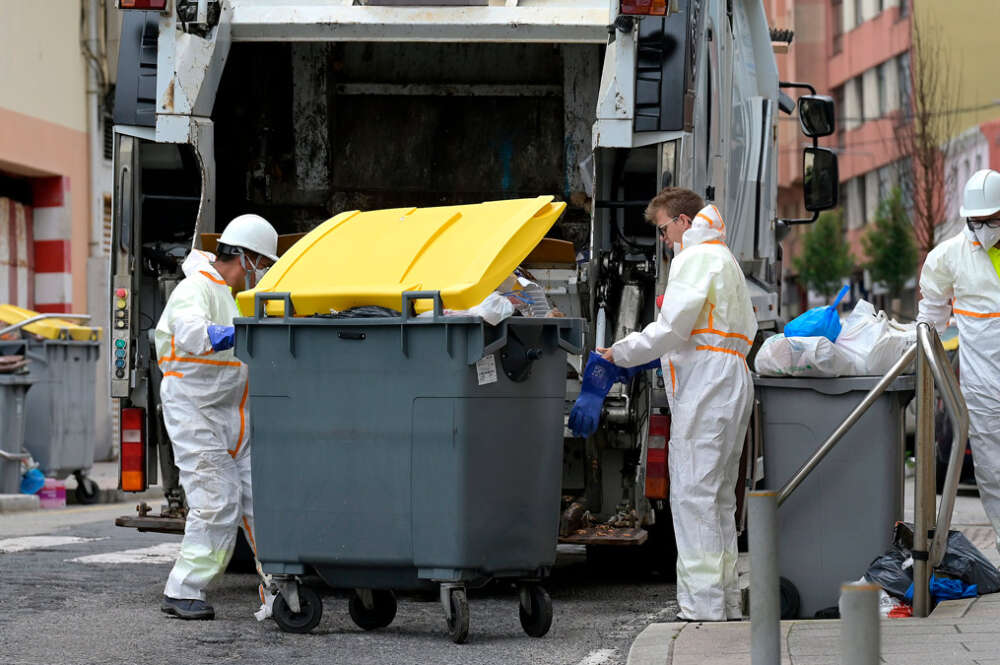 Operativo de limpieza durante una emergencia sanitaria por la basura acumulada, a 25 de julio de 2024, en A Coruña, Galicia (España).