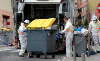 Operativo de limpieza durante una emergencia sanitaria por la basura acumulada, a 25 de julio de 2024, en A Coruña, Galicia (España).