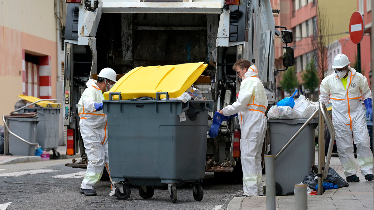 Operativo de limpieza durante una emergencia sanitaria por la basura acumulada, a 25 de julio de 2024, en A Coruña, Galicia (España).