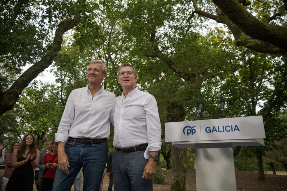 El presidente de la Xunta de Galicia y presidente del PPdeG, Alfonso Rueda (i), y el presidente del PP, Alberto Núñez Feijóo (d), durante la inauguración del nuevo curso político del Partido Popular, en Carballeira de San Xusto / Europa Press