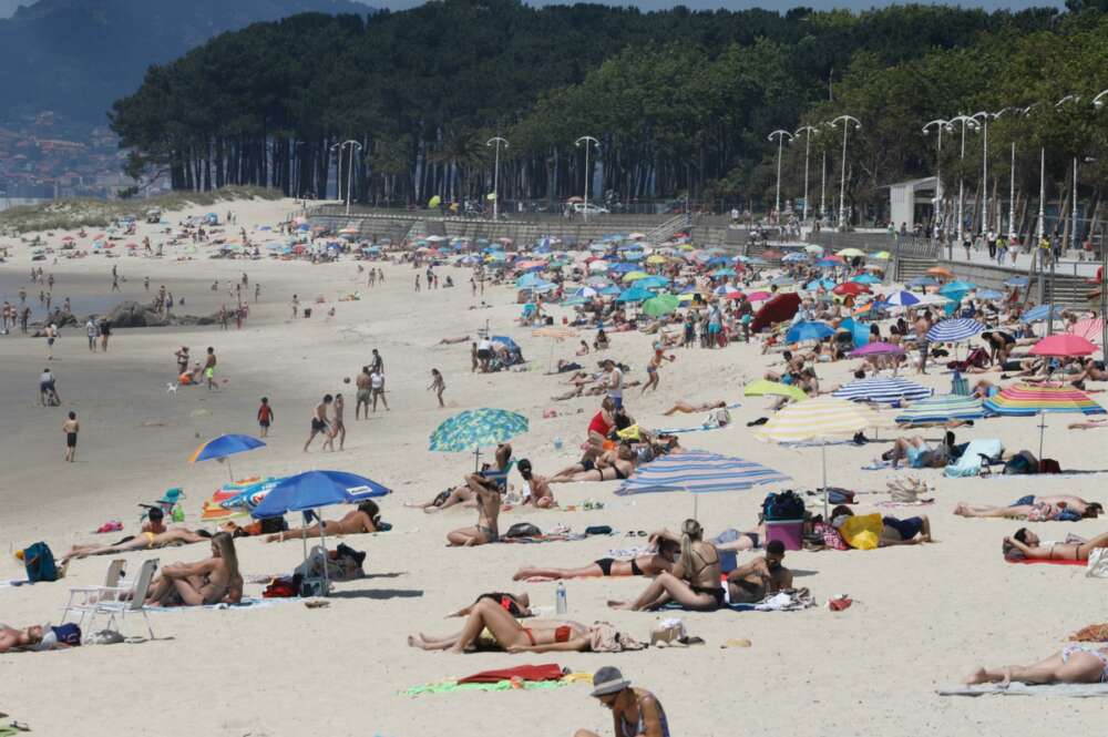 Varias personas se bañan y toman el sol en la playa de Samil, en Vigo / Europa Press