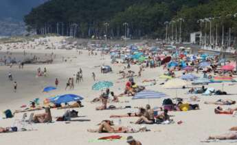 Varias personas se bañan y toman el sol en la playa de Samil, en Vigo / Europa Press