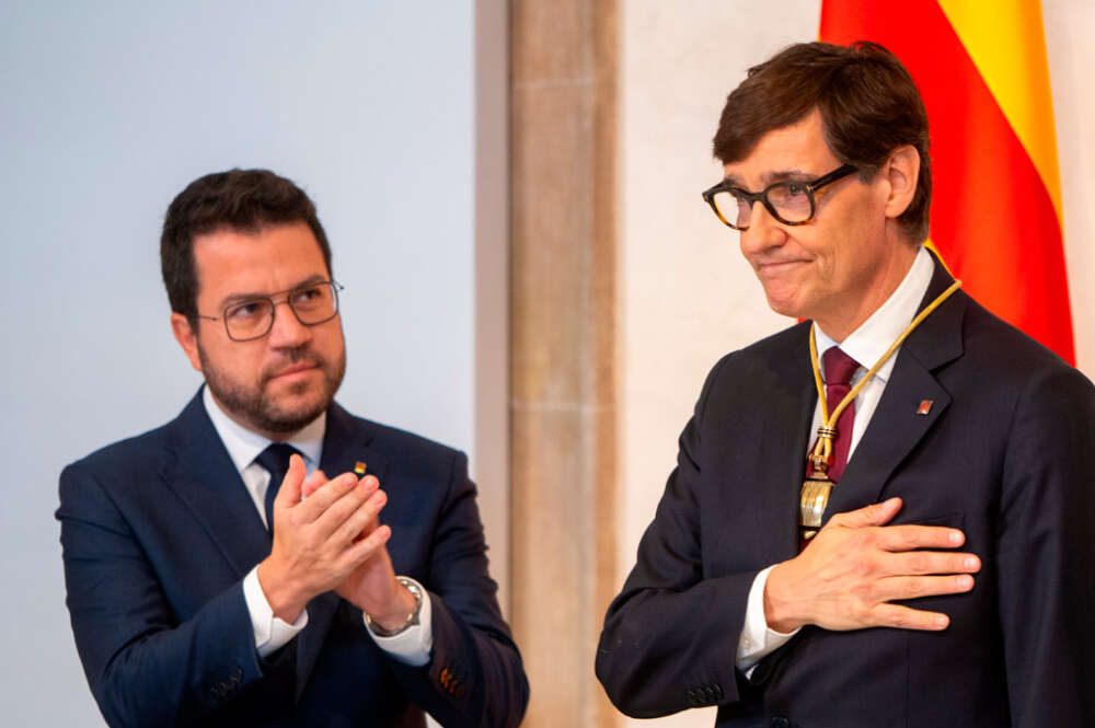 El expresident de la Generalitat, Pere Aragonès (i) y el nuevo president de la Generalitat de Cataluña, Salvador Illa (d), durante la toma de posesión de Salvador Illa como president de la Generalitat, en el Palau de la Generalitat, a 10 de agosto de 2024, en Barcelona.