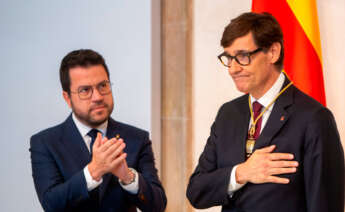 El expresident de la Generalitat, Pere Aragonès (i) y el nuevo president de la Generalitat de Cataluña, Salvador Illa (d), durante la toma de posesión de Salvador Illa como president de la Generalitat, en el Palau de la Generalitat, a 10 de agosto de 2024, en Barcelona.