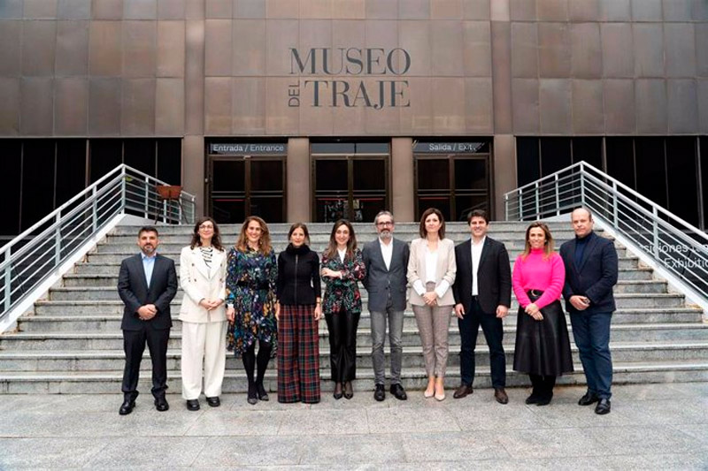 Representantes de Decathlon, H&M, Ikea, Inditex, Kiabi, Mango y Tendam tras la constitución de la Asociación Para La Gestión Colectiva Del Residuo Textil