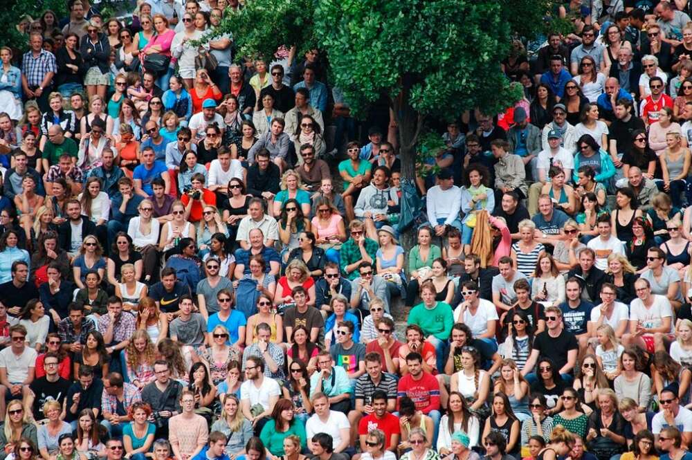 Personas en un evento multitudinario